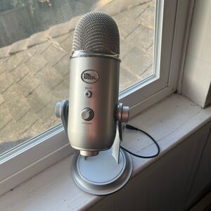 Blue Yeti USB Mic Silver Like New Tested Podcast Streamers Creators Students